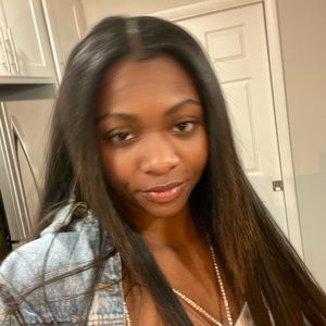 Meet your Posher, Nia